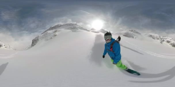 SELFIE Unga par strimlar färskt pulver snö under heliboarding resa i Rockies — Stockvideo