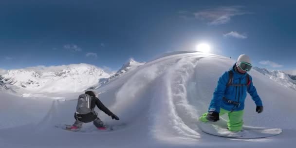 Zapierające dech w piersiach zdjęcie mężczyzny i kobiety na snowboardzie w Górach Skalistych. — Wideo stockowe