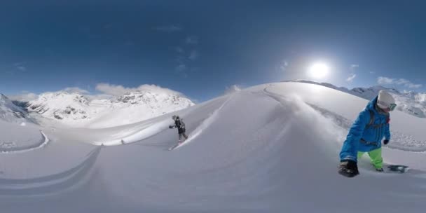 SELFIE:陽気な男が雪で彼女を噴霧しながら、ロッキーにヘリボーディング. — ストック動画