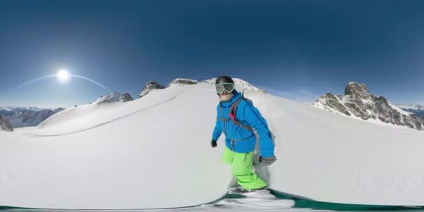 Anak muda mencabik-cabik lereng yang tak terawat selama perjalanan snowboarding di Rockies — Stok Video