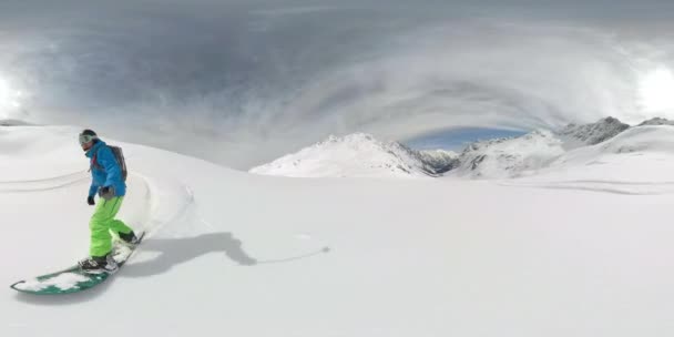 Młody człowiek świetnie się bawi na lądowisku w pięknych Górach Skalistych.. — Wideo stockowe