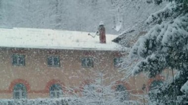 Beyaz kar taneleri binayı çevreleyen cennet gibi kış ormanlarını kaplıyor..