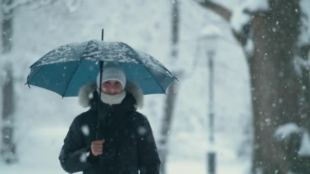 COPY SPACE, PORTRAIT: Kvinna utforskar den idylliska vita parken under en snöstorm. — Stockvideo