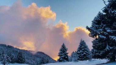 Nefes kesici altın akşam gökyüzü dokunulmamış kış manzarasının üzerinde uzanıyor..