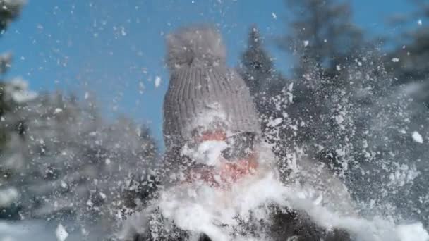 PORTRAIT : Joyeux jeune femme caucasienne se fait frapper au visage par une boule de neige. — Video