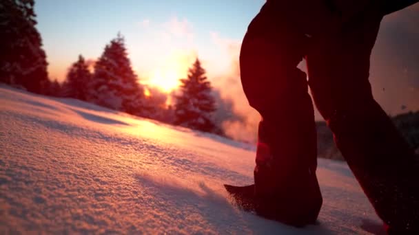 CLOSE UP: Захоплена жінка-туристка біжить у свіжому порошковому снігу на заході сонця . — стокове відео
