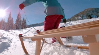 Tanımlanamayan bir kadın kızak gezisinde boş kayak merkezini keşfediyor..