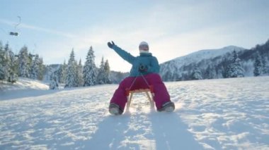 LOW ANGLE Neşeli kadın Covid19 nedeniyle boş kayak merkezinden aşağı kayıyor.
