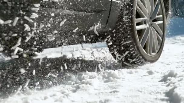가까이서: 눈덮인 거리를 따라 차를 운전하다가 자동차의 바퀴가 돌아가는 모습. — 비디오