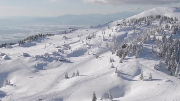 AERIAL: Espectacular plano volador de las pintorescas montañas invernales en un día soleado. — Vídeos de Stock