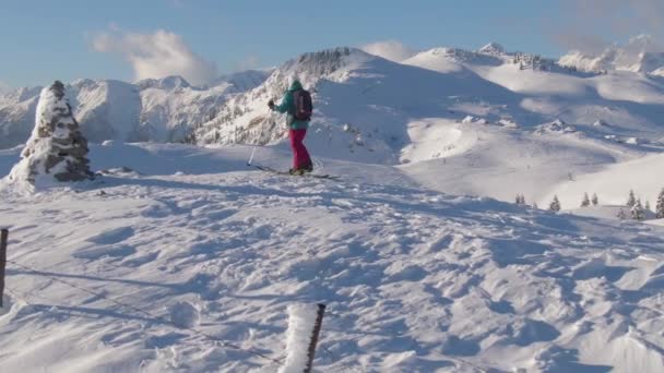 COPY SPACE: splitboarder femminile osserva il paesaggio dopo aver raggiunto la cima della montagna. — Video Stock