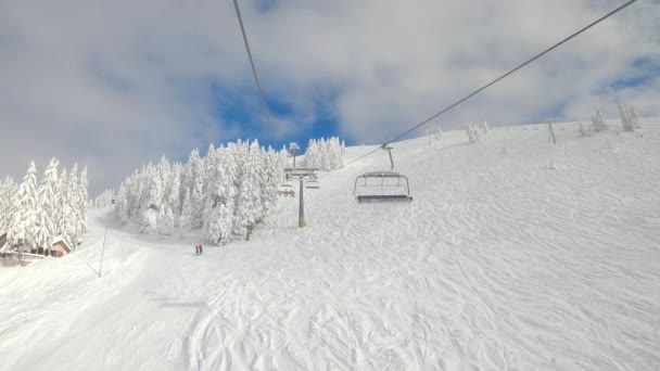 POV: Landschappelijk uitzicht op het prachtige skigebied tijdens het rijden op de stoeltjeslift — Stockvideo