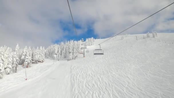 时间：坐椅子爬坡时，第一人称对滑雪胜地的看法 — 图库视频影像