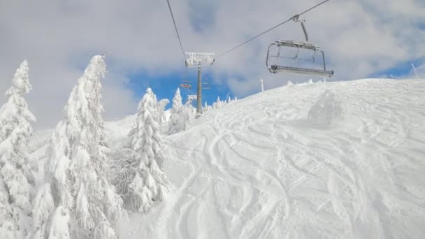 POV: Paardrijden met de skilift over de pisten van een skigebied in Slovenië. — Stockvideo
