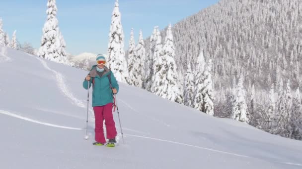 Ekstrem kayakçı, çayırda başka bir kayak turnuvacısı yürürken yamacı parçalıyor. — Stok video