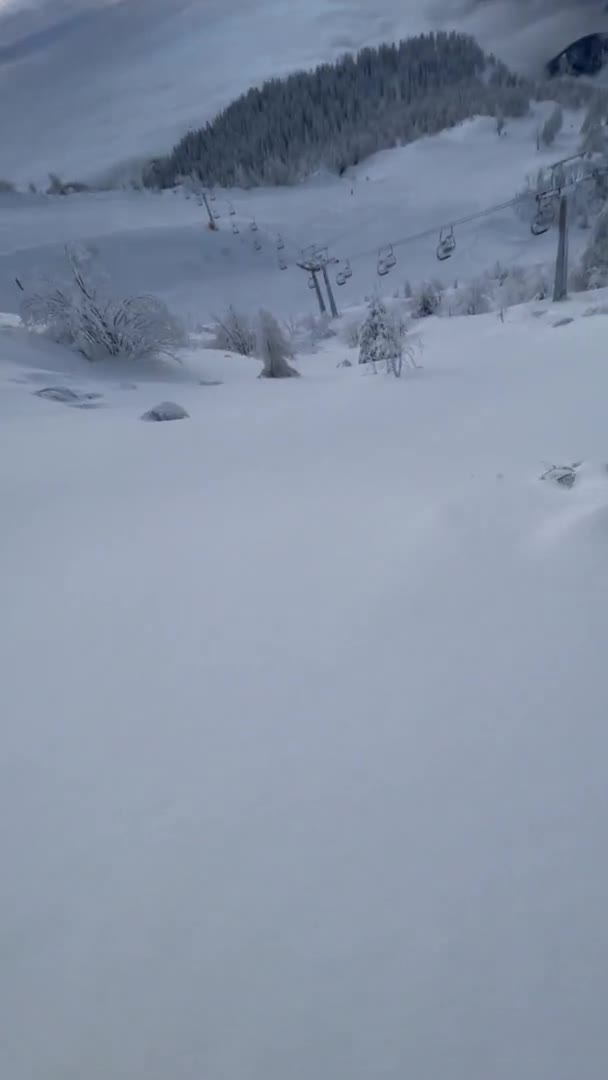 POV: Snowboarding off piste near closed ski resort σε ένα ειδυλλιακό πρωινό χειμώνα. — Αρχείο Βίντεο