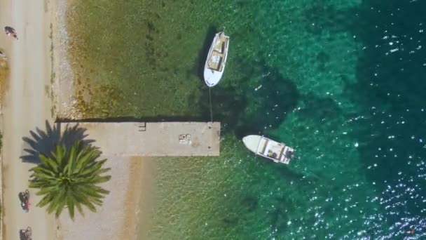 TOP DOWN: Idylliska skott av turister som går ner tom kustgata i Peljesac — Stockvideo