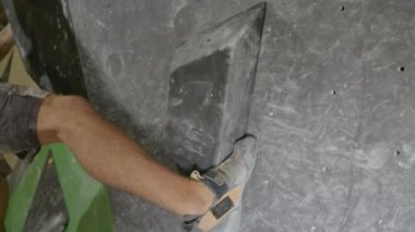 Tırmanma ayakkabısı tebeşirlenmiş siyah hacim tutuşunu çeker.