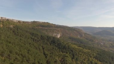 Sonbahar renkli ormanın üzerinde uçmak, kırsal cennet manzarasını kaplıyor..