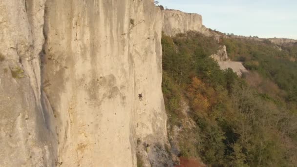 DRONE: Nebojácný cestovatel vyleze na vysokém útesu na podzim — Stock video