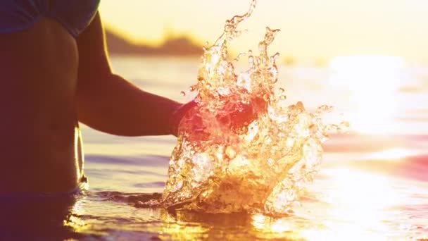 FLARE DE LA LENTE: Ajuste las salpicaduras de agua del océano del turista femenino mientras que en vacaciones del verano. — Vídeos de Stock