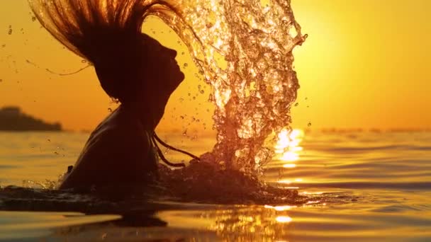 CHIUDI: Golden summer tramonto splende sulla donna capovolgendo i capelli bagnati indietro. — Video Stock