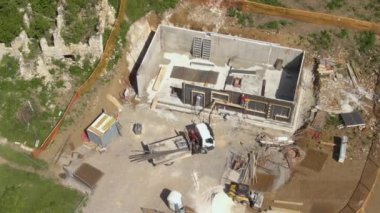 İşçiler inşaat halindeki bir evde beton dökülmesi için duvarlar hazırlıyorlar.