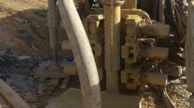 Ağır endüstriyel teçhizat jeotermal pompa için bir delik açıyor..