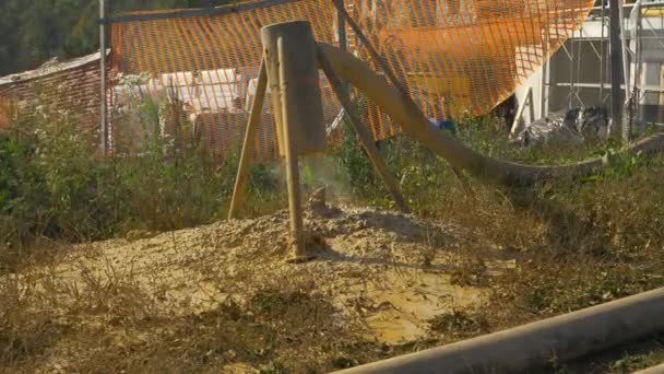 CHIUSURA: L'estensione della macchina di scavo emette detriti vicino a un cantiere. — Video Stock