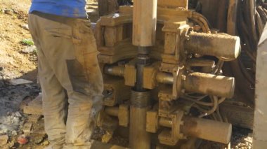 Tanımlanamayan erkek müteahhit, matkapla delik açıyor..