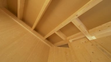 Çağdaş yapıştırıcı kaplı evin tavanının muhteşem ahşap yapısı..