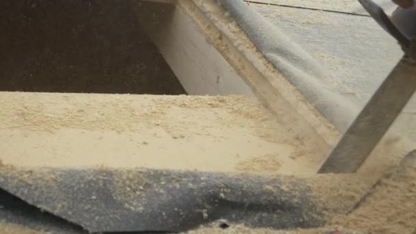 CLOSE UP: Contractor uses a chainsaw to saw an opening in wall for roof window. — Vídeos de Stock