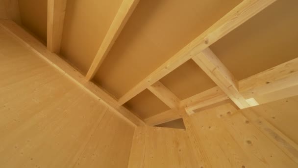 Πανέμορφη δομή από σκληρό ξύλο της οροφής της σύγχρονης κόλλας πλαστικοποιημένο σπίτι. — Αρχείο Βίντεο