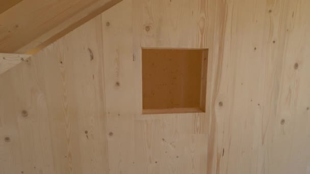 閉じる:未完成の接着剤積層木材の家の内部の豪華なビュー. — ストック動画