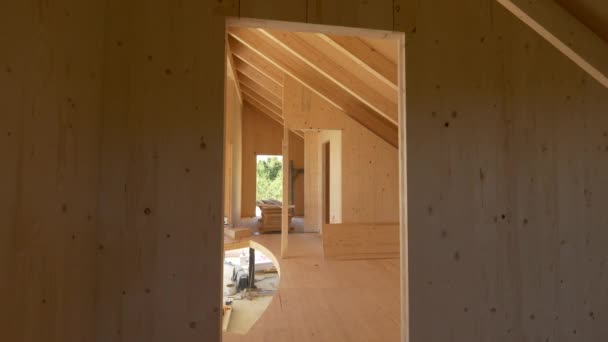 Uzavřeno: Pohled na krásný nedokončený interiér prefabrikované dřevařské haly. — Stock video