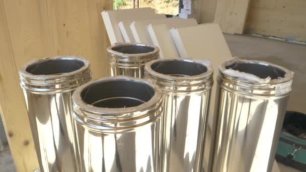 FECHAR UP: Feche a foto de tubos de chaminé de lareira brilhantes prontos para instalação. — Vídeo de Stock