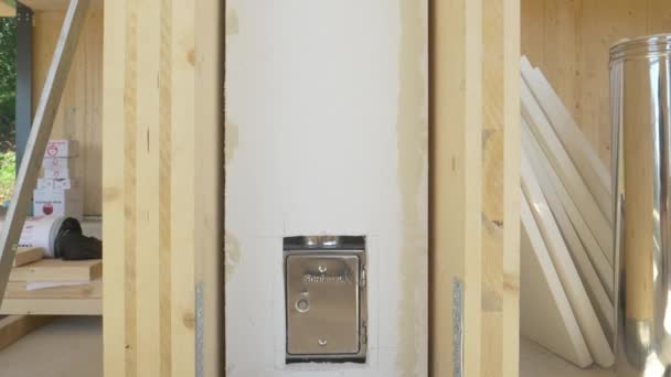 ZAMKNIJ SIĘ Szczegółowe ujęcie systemu kominowego Schiedel w montażu przy projekcie budownictwa mieszkaniowego — Wideo stockowe
