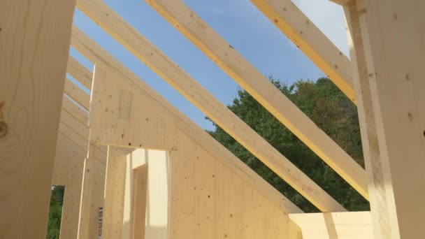 Telhado descoberto de uma moderna casa de madeira laminado cruz revela o céu claro. — Vídeo de Stock