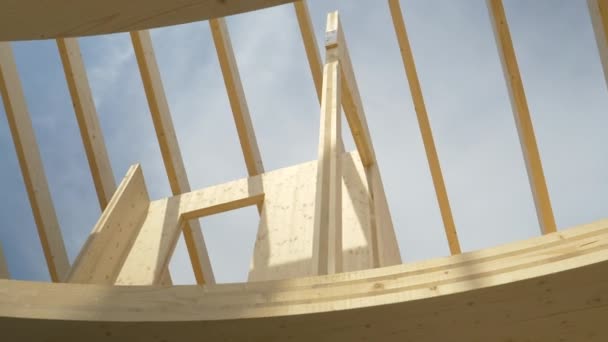 BOTTOM UP: Алюмінієві сходи ведуть до незавершеного поверху будинку CLT.. — стокове відео