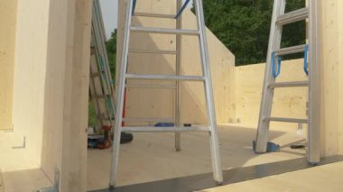 CLT evinin en üst katında çatısı olmayan üç alüminyum merdiven var..