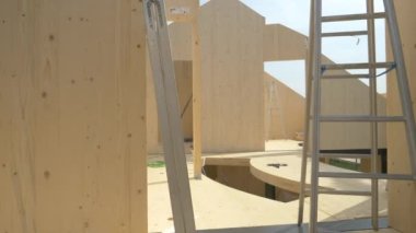 Alüminyum merdivenler yapım aşamasındaki kulübeye saçılmış..