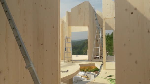 AFSLUITEN: Onafgewerkt CLT huis zonder dak kijkt uit op het schilderachtige platteland. — Stockvideo