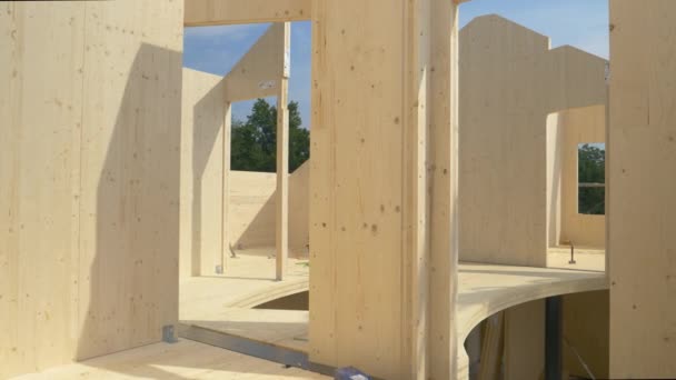 CERRAR: Hermoso proyecto inmobiliario de madera dura se erige en el campo. — Vídeo de stock