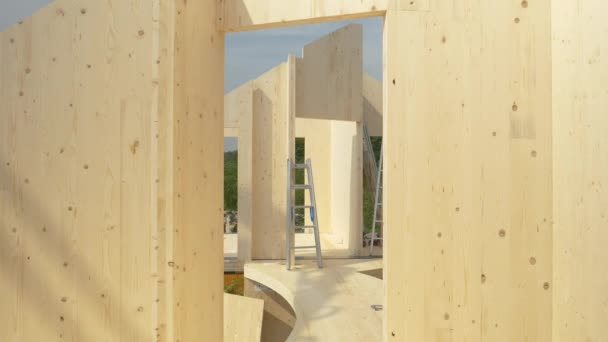 CLOSE UP Contemporary glued-laminated timber house is being built in countryside — Stock Video