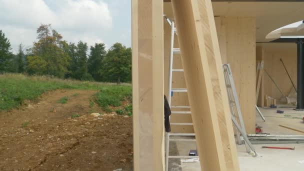 FERMETURE : Une maison moderne en bois feuilleté est en construction à la campagne. — Video