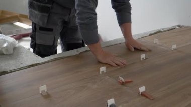 Tiler taze havana bir fayans yerleştirir ve plastik takozla bağlar..