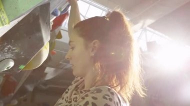 Yaklaş, Kafkasyalı kadın güneşli bir kaya tesisine tırmanıyor..