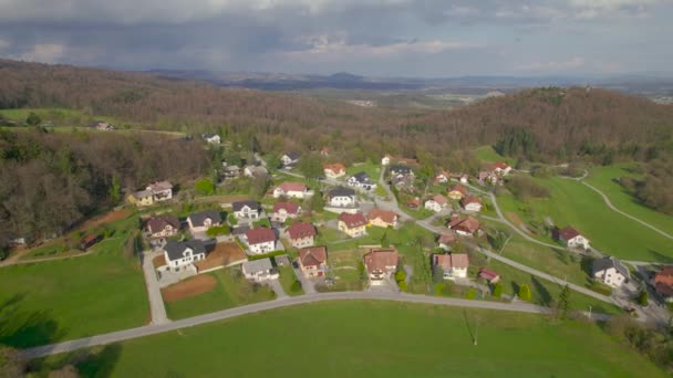 EARIAL:緑豊かなスロベニアの高級郊外の風景. — ストック動画