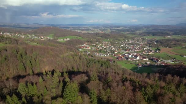 空気:スティナとその有名な修道院の静かな農村の町に向かって飛んで. — ストック動画