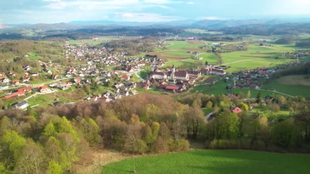 DRONE : Voler autour de la ville rurale de Sticna et du monastère le jour ensoleillé du printemps. — Video